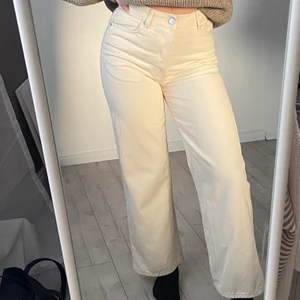 Bikbok jenas - Superfina beige/krämvita byxor. Dem är använda 3 ggr så dem är i nyskick, inga fel eller liknande. Skriv vid frågor, frakt på 63kr tillkommer!❤️