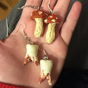 tand och svamp örhängen  - !!INTRESSEKOLL!! egengjorda örhängen, undrar om någon skulle vara intresserad om jag gjorde flera av dessa. skriv också hur mycket du skulle kunna ge för ett par. 