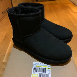 Oanvända nya uggs - Säljer ett par uggs som jag köpte då de var förstora för mig. Nypris 1949 kr.Dem är svarta och helt oanvända (endast testade inomhus). Vid snabb affär kan priset diskuteras!