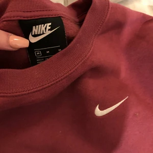 NIKE HOODIE!! - superfin nike sweatshirt, som jag köpte i somras med använder ej 🥺 nypris 600, säljer för 200. Skick 7/10
