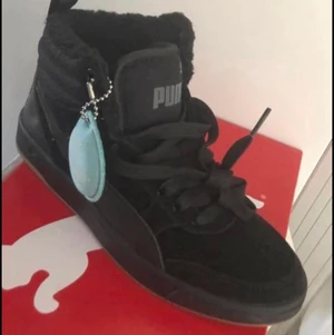 Nya fodrade Puma - Helt nya oanvända höst/vinterskor fr Puma.  Storlek 36 Glömdes förra året och nu försmå.  Nypris 700kr Säljer de för 400kr, ev porto tillkommer. 