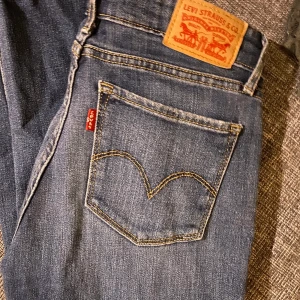 Jeans Levis 712 Slim - Säljer dessa jeans som är i väldigt bra skick! Anledningen till att jag säljer de är, som ni ser, för att de blivit alldeles för små! Riktigt fina vardagsjeans och rumpan blir riktigt fint formad av de! Nypris var 900kr