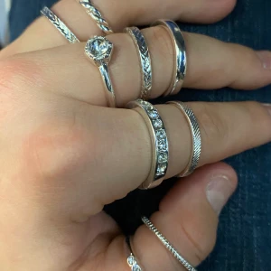 Silver ringar🤍 - Hittade dessa oanvända ringar när jag rensade mina smycken och själv så är jag inget stort fan av ringar så säljer dem därför här, kanske någon annan tycker om dem🤍  säljs som ett kitt och inte separata, du betalar frakt 📦 