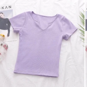 Lila t-shirt - Säljer denna ljuslila och ribbade croptopen från SHEIN! 💕✨ Säljer eftersom att den inte kommer till lika stor användning längre. Den är i hyfsat fint skick och är inte använd jätte många gånger. Skicka dm till mig om ni är intresserade! 😝