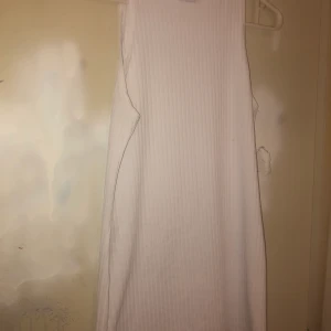 Vit klänning polokrage  - En vit klänning polokrage storlek s/m använd 2 tillfällen. Köpt på jfr våren 2020. 