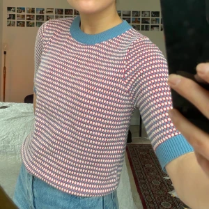 Tröja - Superfin & bekväm tröja i nyskick! Står storlek M i men skulle säga att den passar XS-M beroende på hur man vill att den ska sitta🤩 Köparen står för frakt, kan även mötas upp i Malmö💖