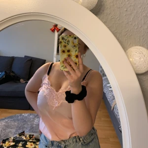 Jättegulligt Spetslinne💫 - Säljer ett jättefint linne som jag köpte förra året men som tyvärr blivit för litet! Är jättegulligt med lite spets och paljetter💫 Hoppas någon annan kan få användning av det🦋 Storlek S