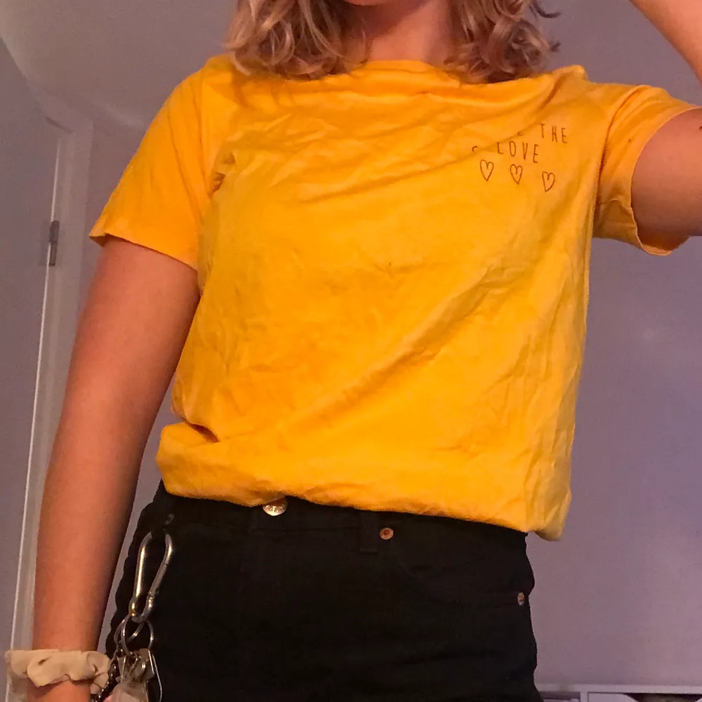 En gullig gul t-shirt med ett fint tryck i rött. Tröjan är i bra skick eftersom jag aldrig har burit den men har tyvärr inte kvar prislappen! Frakten ingår inte i priset. Paidat.