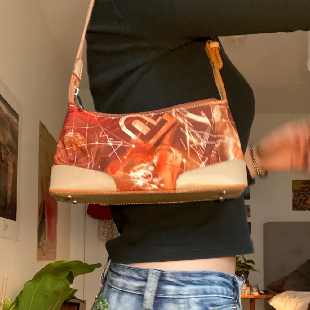 Skitsnygg handväska med massa fina mönster på! Aldrig använd av mig men köpt från humana! Ser inga märken eller så utan den är som ny! Justerbart band och dragkedja för att öppna, även 2 ”innerfickor”🤟🤙👍. Väskor.