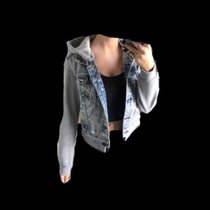 Kort jeansjacka - Snygg kort jeansjacka med avtagbar luva