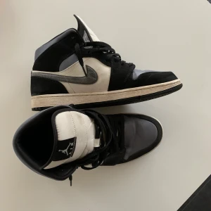 Jordan 1 Mid Satin Grey - Stl: 45 Skick: 7,5/10 Mitt pris: 850kr
