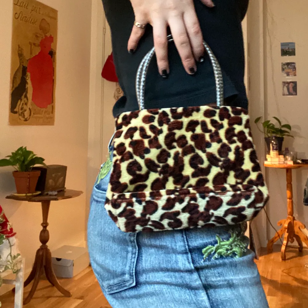 Liten handväska i mjukt leopardmönstrat tyg! Om fler bilder önskas kontakta mig! Köpt på second hand . Väskor.
