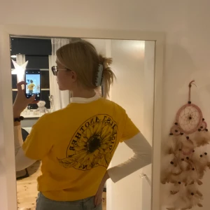Gul tröja - Cool gul tröja med tryck på ryggen som tyvärr inte kommer till användning. Den är från märket Pier One och är endast använt ett fåtal gånger, skriv vid frågor💕