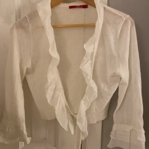 Kofta - Jättefin kofta, köpt secondhand men jag har aldrig använt den! Stl M men skulle säga mer som en S! Köparen står för frakten på 44 kr✨