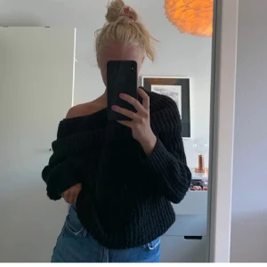 Offshoulder stickad! - Säljer denna svarta offshoulder träja som är stickad. Så fin och gosig. Knappt använd❤️💕