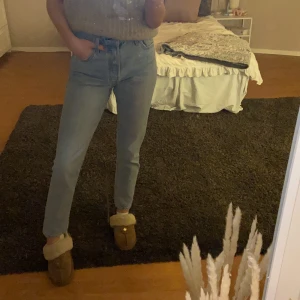 Levis 501 - Jätte fina Levis 501 jeans säljes då dom är för stora för mig, egentligen storlek w28/L30 men jag har själv sytt in dom lite i midjan (se bild 3) så skulle säga att dem är storlek 26/27🤍🤍