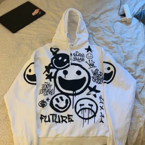 hoodie från Madlady🥵 - Säljer min hoodie från madlady i storlek M( passar mig som har S i vanliga fall) skitsnygg lite oversize hoodie som passar till det mesta!!!