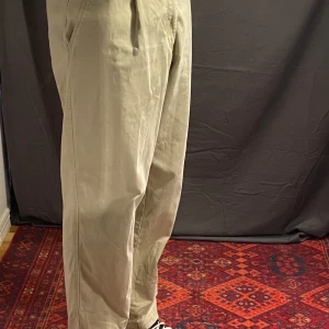 Beigea kostymbyxor  - Beiga kostymbyxor. Passar till allt och sitter löst. Lite stora i midjan men med skärp funkar det bra.  ❗️Tar emot bud❗️