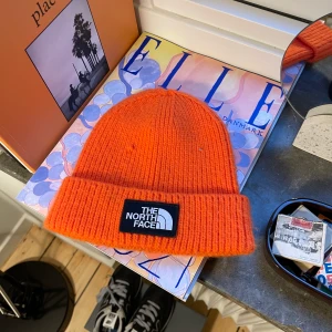 The North Face mössa orange - Orange mössa från the north face. Varsamt använd, endast en liten ögla som hoppat upp. Handtvättars innan den säljs! Kan diskutera pris! 