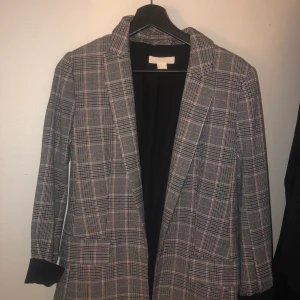 Grå rutig kavaj - En super fin kavaj från H&M, väl använd! Kavajen är lite nopprig, men annars inga synliga brister. 