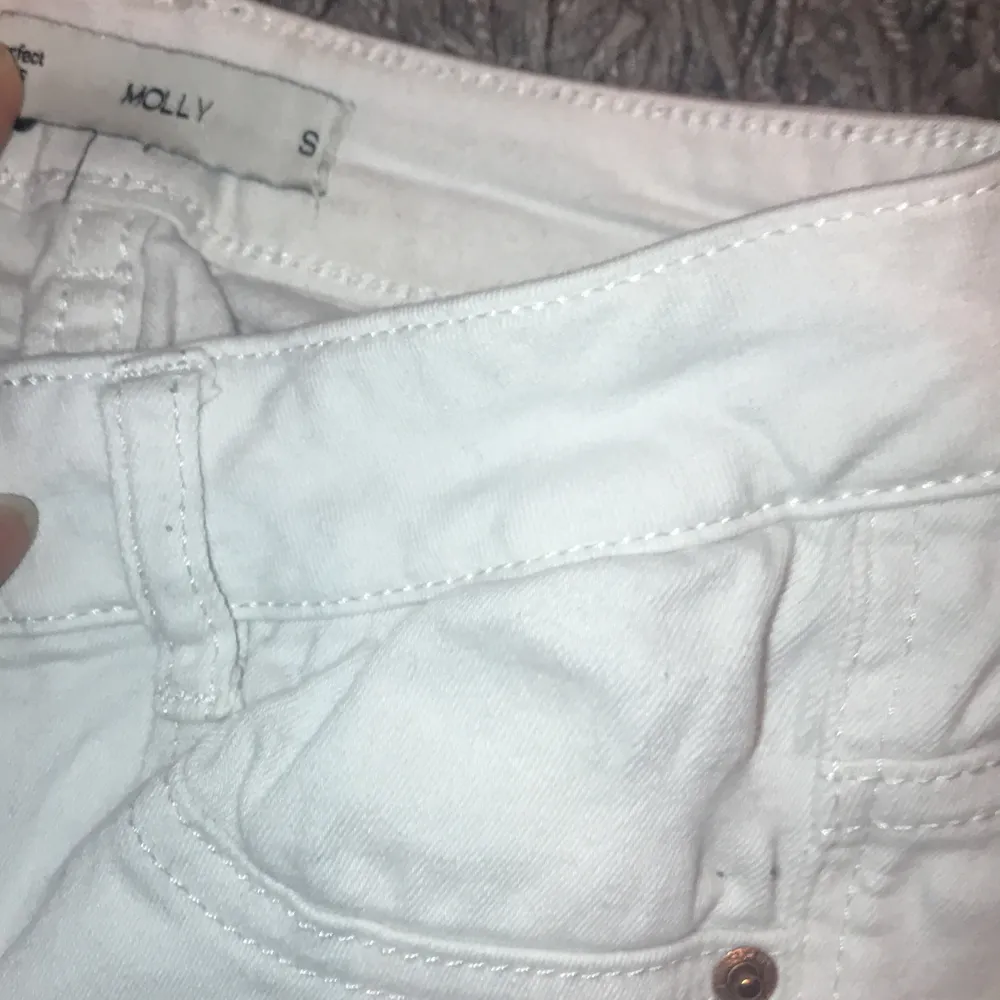 Vita jeans från Gina som jag knappt använt skriv för fler bilder eller frågor❤️ köparen står för frakten. Jeans & Byxor.