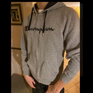 Champion hoodie - - riktigt fint skick, inget att anmärka på                                                                                                                                                      - bud börjar på 150 kr. Höj bud med 20 kr, och buda gärna i kommentarerna!:)                                                                    - köp nu: 350