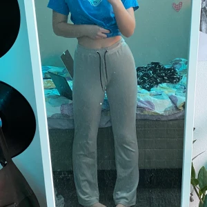 Fina velour mjukisbyxor från Gina tricot! - Sparsamt använda mjukisbyxor i velour från Gina! Storlek xs (men jag har s och dom passa mig utan problem också), funkar både som högmidjade och med lägre midja, silkessnöret försvann i tvätten så har ersatt med ett skosnöre som går att byta ut själv! Nypris 229kr, säljer för 60kr + 48kr frakt = 108kr totalt 