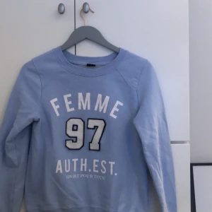 Collegetröja storlek S - Collegetröja från gina tricot i storlek S