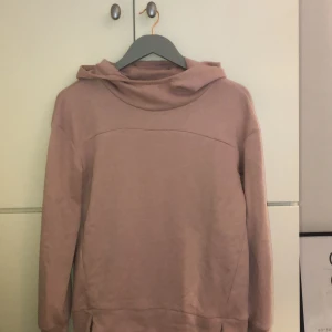 Huvtröja storlek S - Rosa huvtröja från Intersport. Är storlek XS men passar även S. Lite större i storleken 