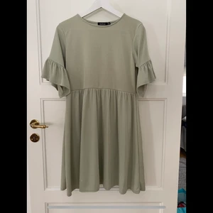 Boohoo 40 - Pastellgrön klänning, lite kort (jag är 173)