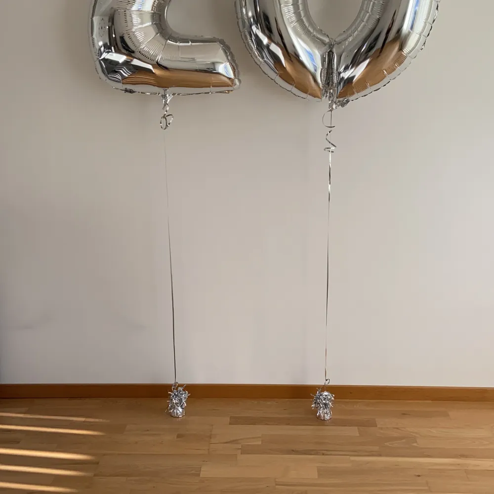 Helt nya helium ballonger, köpta 26 januari och är i färgen silver. En för 100kr båda för 150kr. Nypris 500.Leverans ingår ej utan ballongerna hämtas. . Övrigt.