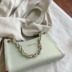 Axelväska mintgrön  - En jättefin mintgrön axelväska från shein. Inköpt för 200kr säljer för 90kr, köparen står för frakt. Väskan är aldrig använd då den inte riktigt var min stil 