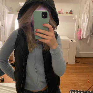 Dunväst - Så snygg dunväst från gap kids! Använd fåtal gånger så jättebra skick☺️ storlek xxl i barnstorlek men skulle säga xs-s i vanlig storlek, köparen står för frakt.