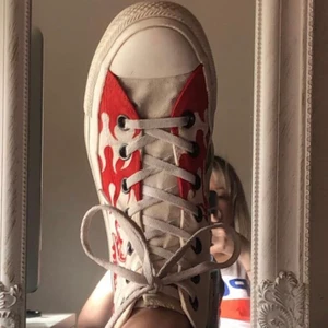 Custom målade converse - Kollar bara om någon hade varit intresserad av att köpa handmålade skor av mig, säljer inte paret i bilderna utan dom är mer förslag på vad jag är kapabel till. Målar med akrylfärg som torkar till 100% vattentålig efteråt, så det inte sköljs bort om det hade råkat regna på skorna.