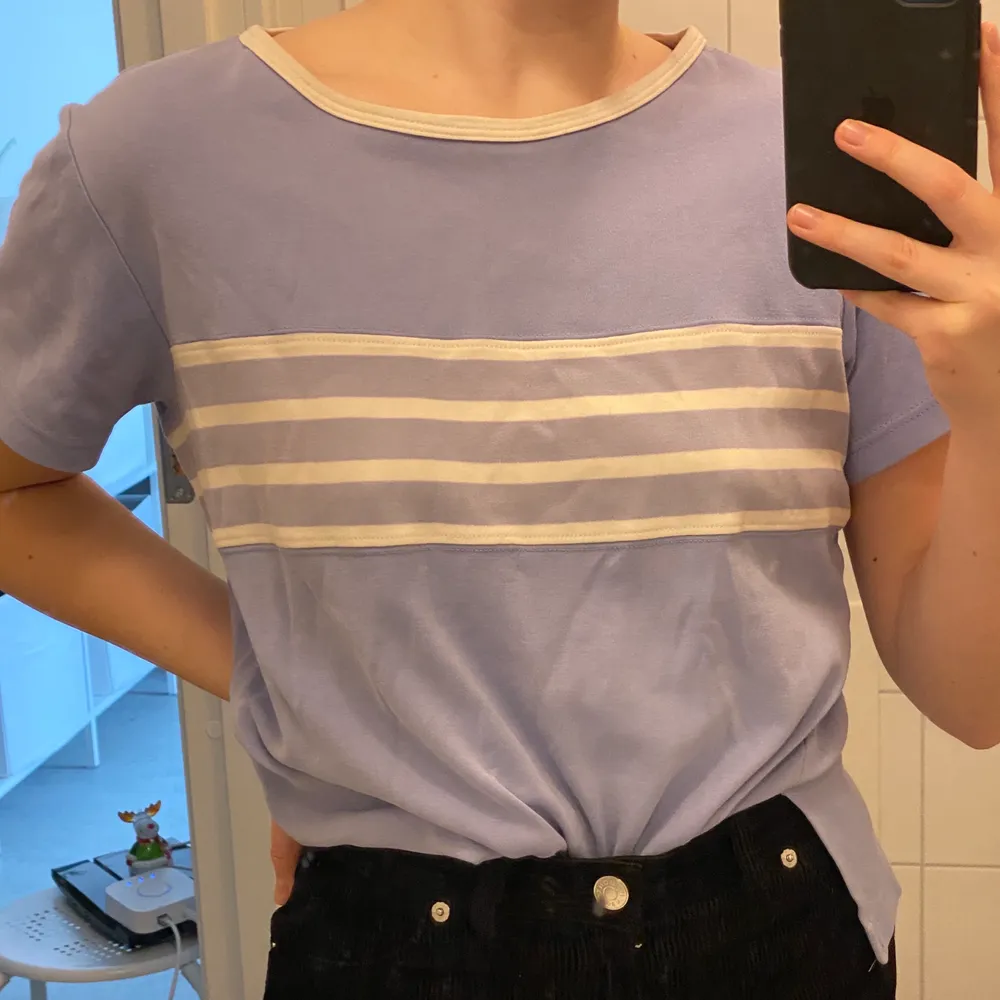 Jättefin T-shirt i en lavender färg, knappt använt och i superbra skick🤍🤍. T-shirts.