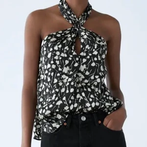 Söt zara topp  - Helt ny (fick hem idag) tröja från zara, aldrig använd och endast testad en gång. Original pris är 259kr. Buda från 150kr