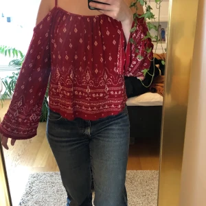 Röd tröja från H&M Coachella collection - Röd hippie-tröja. Superfin men välanvänd så lite sliten i resåren. Ganska stor i storleken, skulle säga att det är en M även om de står XS. 
