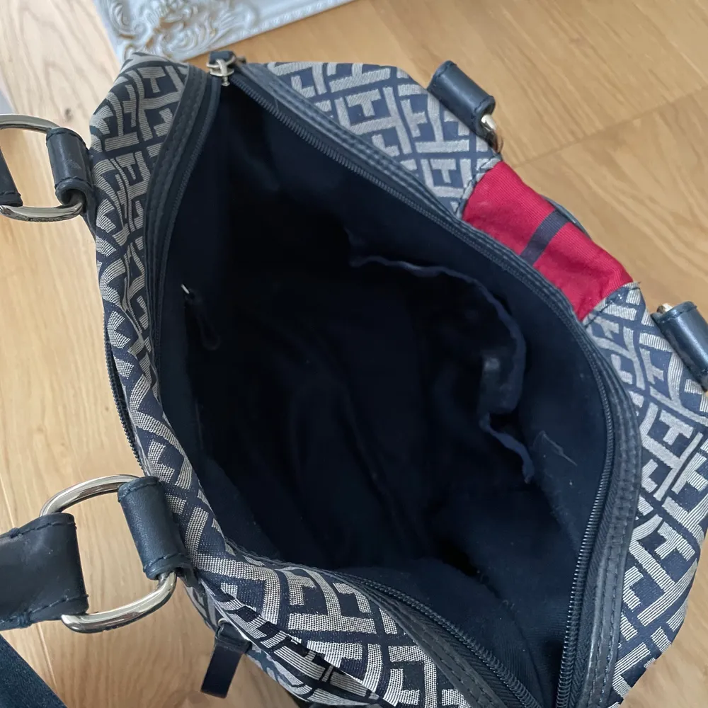 Snygg Tommy Hilfiger väska! Tror den är äkta. Mycket rymlig och i bra skick. Köparen står för frakt på 66kr!🦋💘💓. Laukut & Käsilaukut.