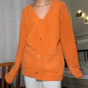 Orange oversized kofta  - Jättehärlig oversized kofta med stora knappar! Varan har inga defekter är köpt second-hand. Jag har storlek XS och är modellen på bilden. Läs gärna mina villkor! 💓🧚🏼