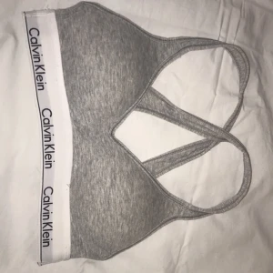 Calvin Klein bh  - S, nästintill oandvänd 250kr och jag bjuder på frakten