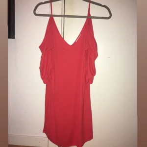 KLÄNNING - Superfin klänning i neonorange, cold shoulder🥰