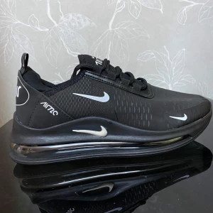 Nike air 720/270 - Nike air 720/270, Endast använda en gång och säljer dom då dom var för stora. 