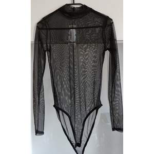 En långärmad svart mesh bodysuit som passar medium , storlek 40. Endast testad ,inte använd pga för liten och kort. Knappar för stägning i grenen.(för kort för 172cm lång kropp , passar kortare personer )
