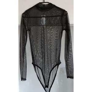 Långärmad svart mesh body bodysuit - En långärmad svart mesh bodysuit som passar medium , storlek 40. Endast testad ,inte använd pga för liten och kort. Knappar för stägning i grenen.(för kort för 172cm lång kropp , passar kortare personer )