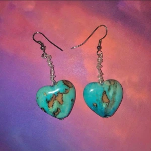 Blåa hjärtan i sten  - Handgjorda  hjärtformade örhängen i sten💙