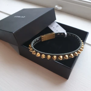 Armband - Verkligen ett super fint mörkgrönt armband med guldiga detaljer! Armbandet är oanvänd. Säljer för 200 inkl frakt då nypris var 400 och den är helt slutsåld.