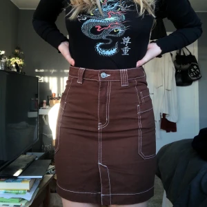 Kjol weekday xs - Säljer denna snygga bruna jeansskjol från weekday pga att den e för liten:( Storlek Xs 💘 