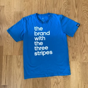 Adidas t-shirt  i storlek S - En t-shirt från adidas i storlek S. Knappt använd så i fint skick. Finns en pyttelitet hål på tröjan som jag fotat på bild 2. 