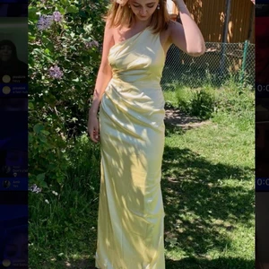 Balklänning Gul Bubbleroom - Jättefin balklänning från Nicole Falciani kollektionen, endast använd en gång. Bekväm. Silke material.  Har i både storlek 38 och 36