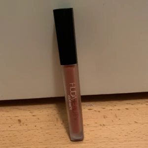 Huda beauty - Liquid lipstick matt - Huda beauty liquid lipstick i färgen Venus. Endast testad en gång.